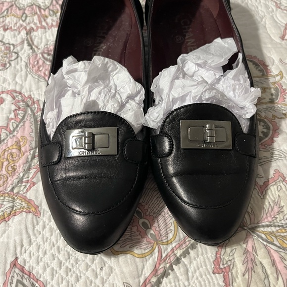CHANEL Quilted Turn Lock Leather Flats. Make me an offer. Thank you - Picture 14 of 16